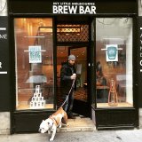 A Brew Bar kirakata és az üzlet kívülről